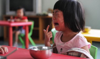 孩子第一次上幼儿园会哭怎么安慰 孩子第一次上幼儿园会哭怎么安慰她