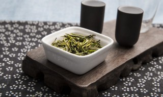 茶叶选购的基本技巧 茶叶选购的基本技巧是一看二尝