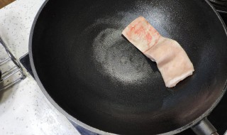 如何清洗铁锅 如何清洗铁锅外面的烧焦油污