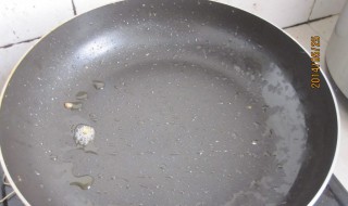 平底锅如何清洗（平底锅怎样清洗）