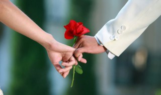 送花给女朋友写点什么好呢（送花给女朋友写点什么好呢最短的）