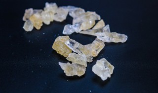 冰糖一天吃多少量才适宜（冰糖一天吃多少量才适宜减肥）