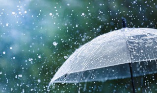 雨天怎样走路不湿鞋尖（下雨的时候怎么走路不湿鞋）