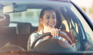 车上贴纸的胶怎么去除（车上贴纸的胶怎么去除小妙招）