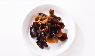 木耳发霉了还能吃吗（干木耳发霉的图片）