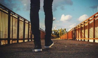 人活着的三个理由（人活着的三个理由,一个希望,一个期待,一个明天的你）