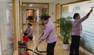保洁公司擦玻璃的方法（保洁公司擦玻璃的方法擦玻璃的工具）