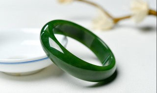 用电筒怎么看玉的真假（用手机灯光鉴别翡翠）