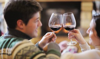 喝酒消除脸红的小技巧（喝酒消除脸红的小技巧有哪些）