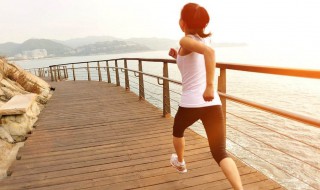 跑步不累的小技巧（跑步不累的小技巧落脚方法）
