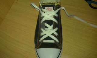 穿鞋带的漂亮方法步骤 穿鞋带的漂亮方法步骤图片