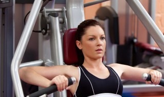 如何判断自己肩宽不宽 肩太宽了怎么才能让肩变窄