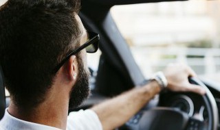 下雨天车怎么开空调不起雾 下雨天怎么开汽车空调不起雾