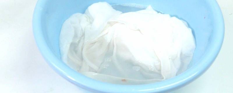 白衣服上番茄汁怎么洗（白衣服沾了番茄汁怎么洗）