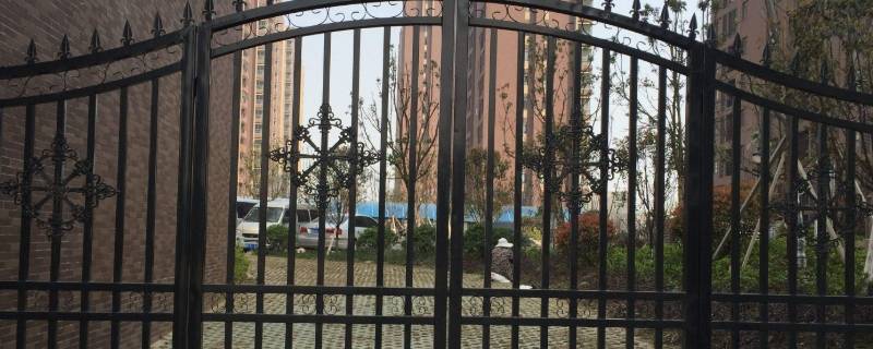 铁大门上的油漆怎么清除（铁大门上的油漆怎么清除不掉）