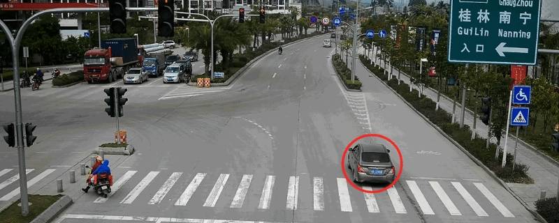 y型路口2个红绿灯看哪个 y型路口两个红绿灯