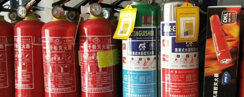 灭火器放在车里哪个位置（灭火器放在车里哪个位置有要求吗）