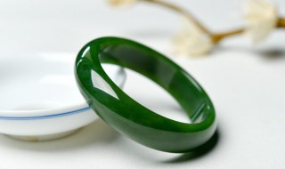 如何挑选玉手镯 不懂玉的人怎样选玉镯